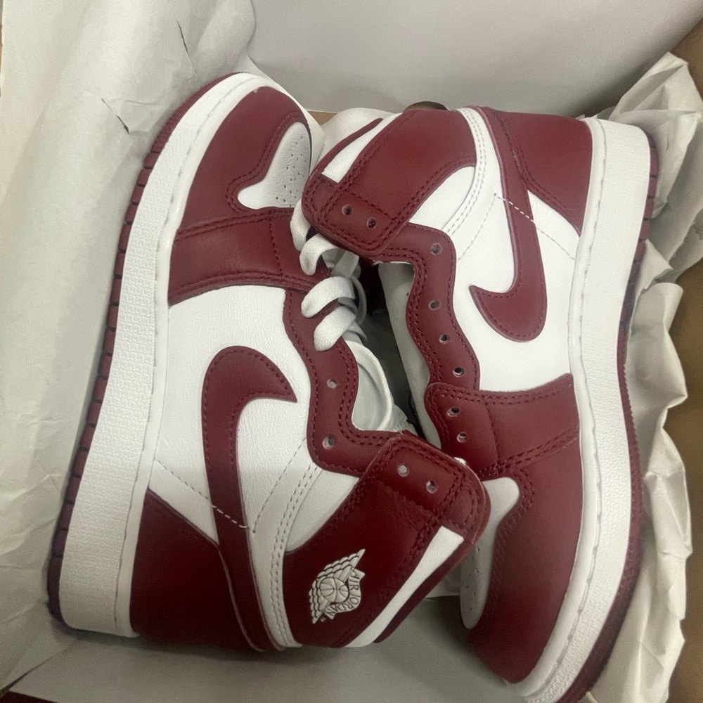 Big Kid's Jordan 1 Retro High OG "Artisanal Red" Wht/Team Red (FD1437 160)